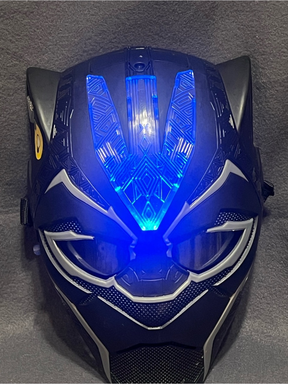 Marvel Avengers Black Panther Light Up Mask With Retracting Eye Shields
